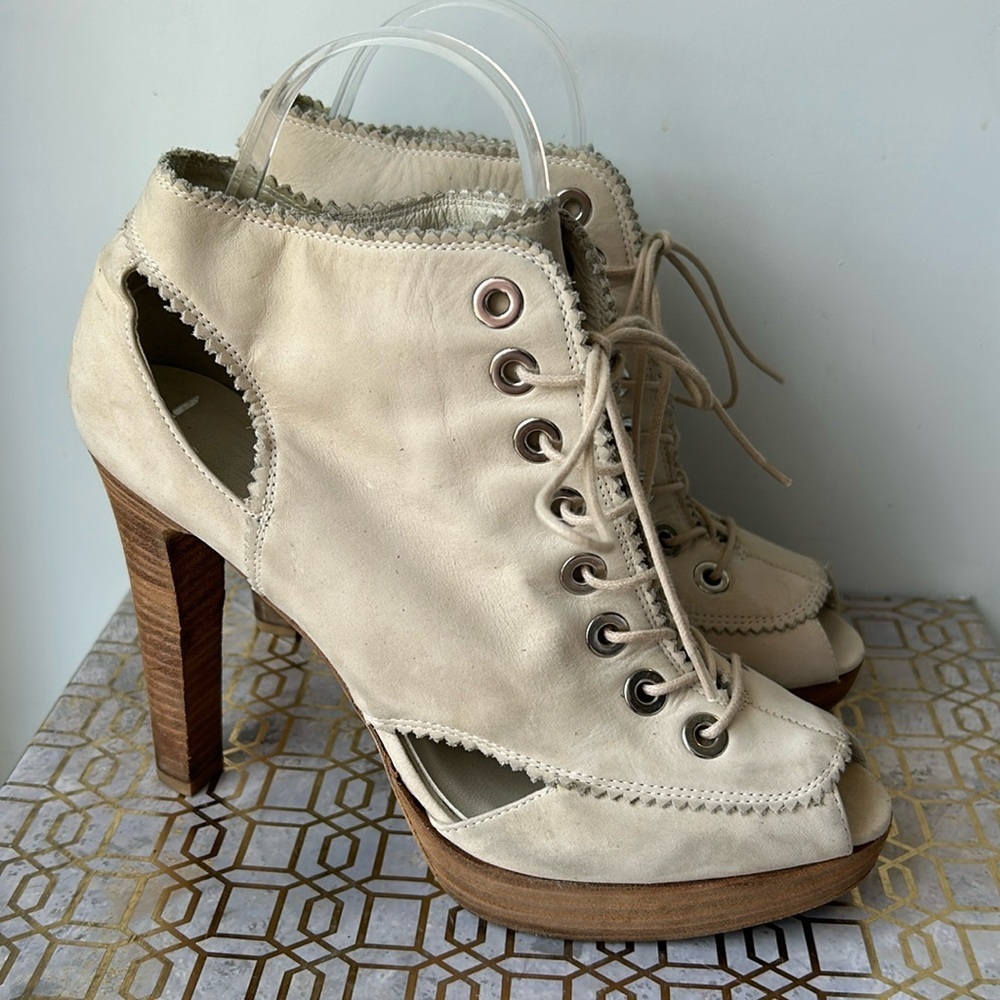 Stuart Weitzman Lace Up Peep Toe Platform Ankle Booties Women's size 9